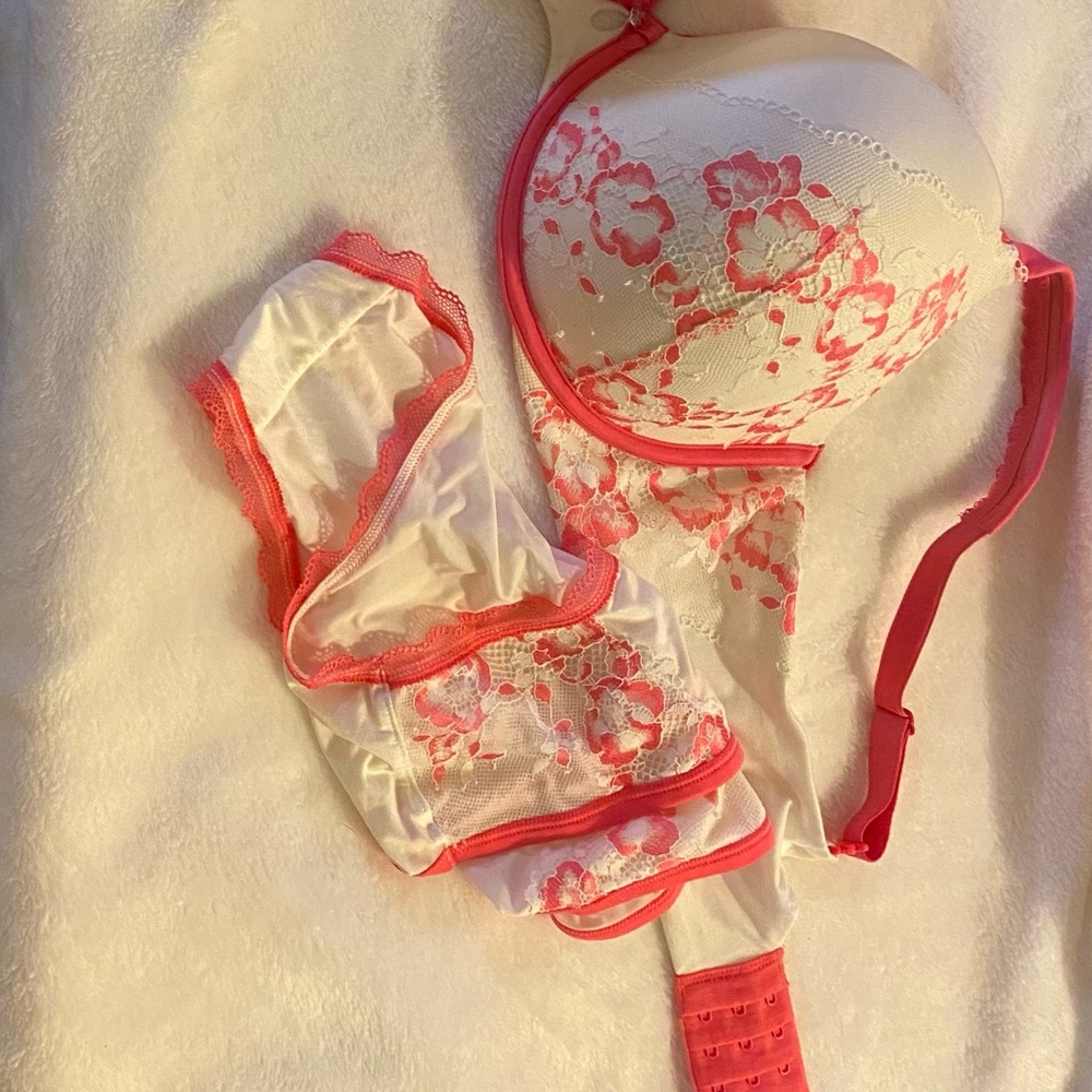 New VS bra matching panties